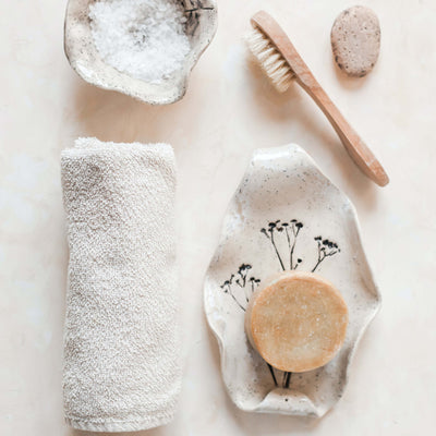 How to remove stubborn stains from children's clothes? We have put together the most proven household remedies for you.