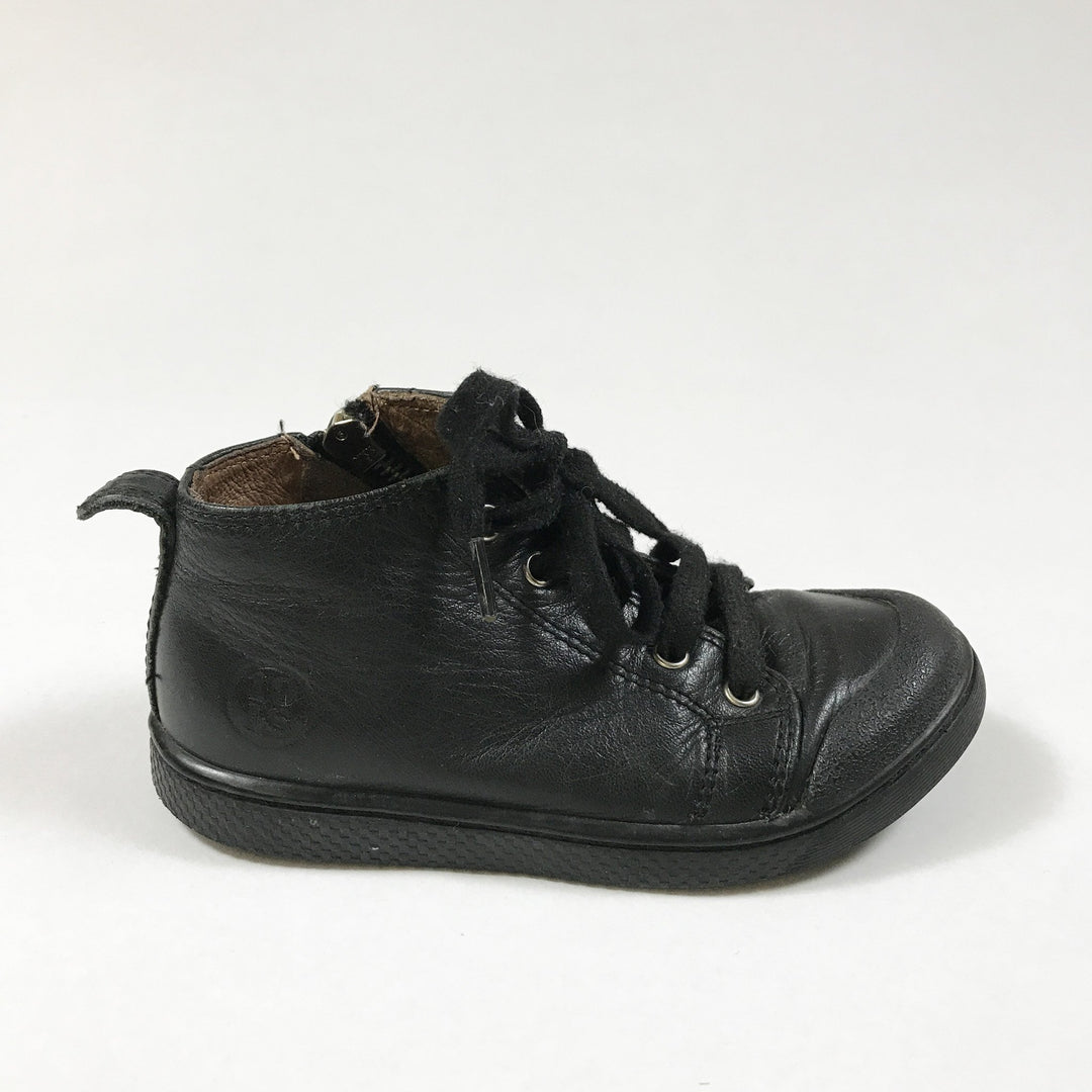 10IS schwarze Leder-Sneakers 26