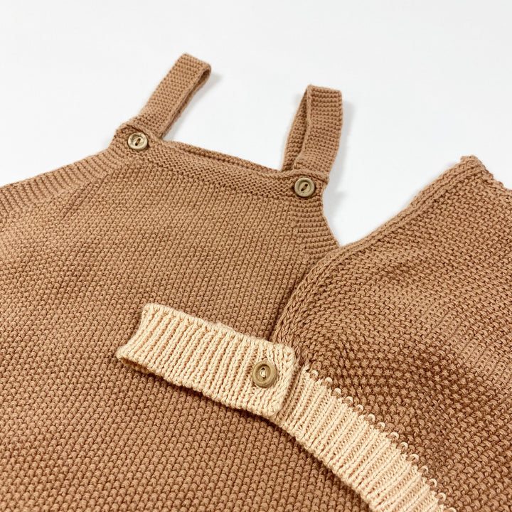Zara karamellfarbenes Set aus Strickstrampler, Mütze und Strickjacke 12-18M