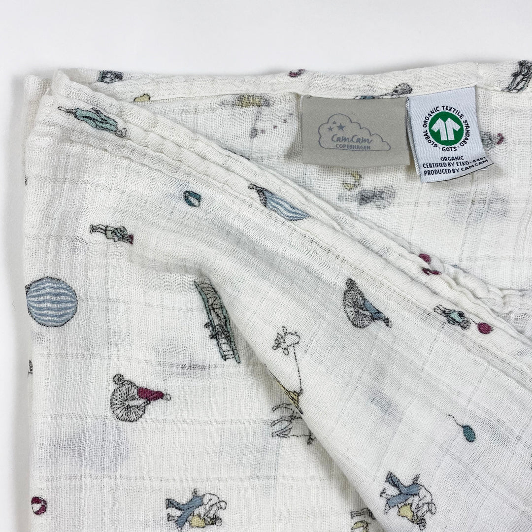 CamCam Copenhagen weisser Musselin-Swaddle mit Aufdruck 120x120