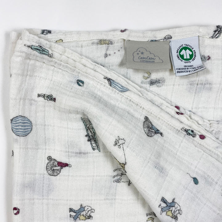CamCam Copenhagen weisser Musselin-Swaddle mit Aufdruck 120x120