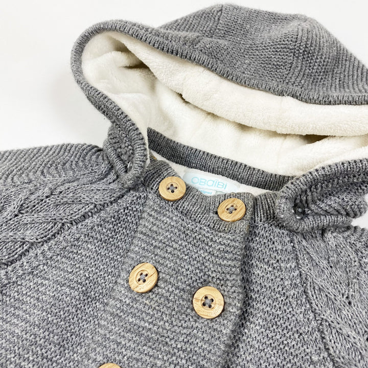 Obaïbi graue dicke Strickjacke mit abnehmbarer Kapuze und Kunstfellfutter 12M/74