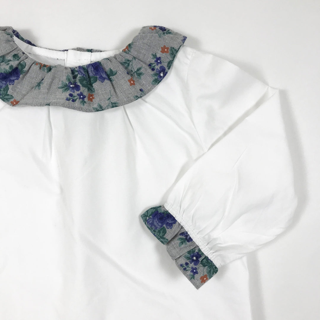 Pureté du Bebe weisse langärmelige Bluse mit grauem Blumenkragen 9M
